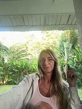 Snapshot of ChasingSunsets-Quinn chatting on October 9, 2025, 10:30 pm ChasingSunsets-Quinn online show from October 9, 2025, 10:30 pm