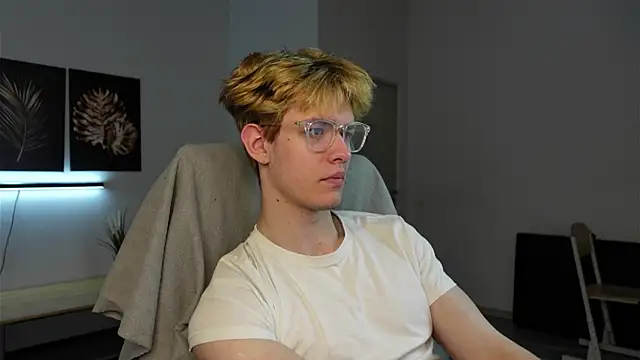 Snapshot of Logan_Fraser chatting on October 4, 2025, 6:22 am Logan Fraser online show from October 4, 2025, 6:22 am