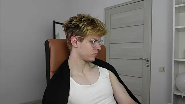 Snapshot of Logan_Fraser chatting on October 5, 2025, 12:25 pm Logan Fraser online show from October 5, 2025, 12:25 pm