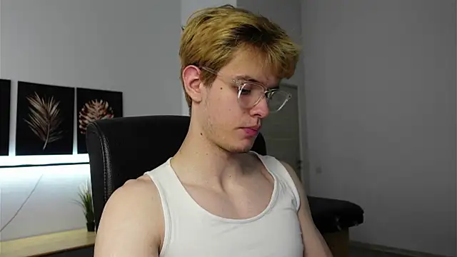 Snapshot of Logan_Fraser chatting on October 7, 2025, 7:49 am Logan Fraser online show from October 7, 2025, 7:49 am