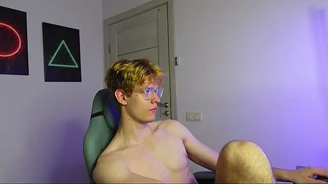 Snapshot of Logan_Fraser chatting on October 9, 2025, 12:25 pm Logan Fraser online show from October 9, 2025, 12:25 pm