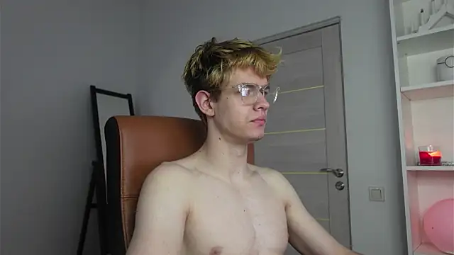 Snapshot of Logan_Fraser chatting on October 11, 2025, 5:28 am Logan Fraser online show from October 11, 2025, 5:28 am