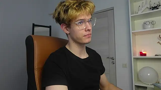 Snapshot of Logan_Fraser chatting on October 12, 2025, 5:50 am Logan Fraser online show from October 12, 2025, 5:50 am