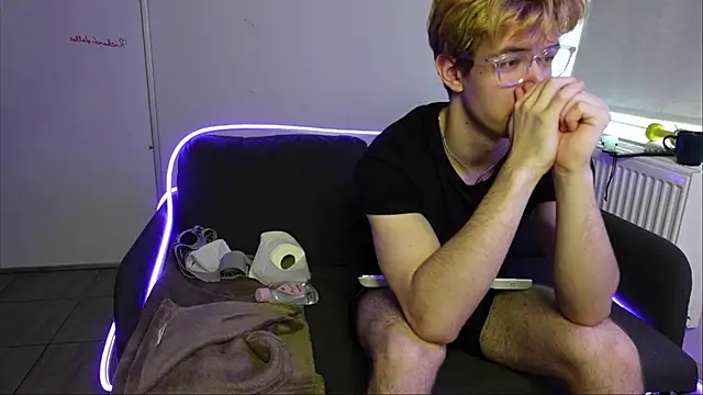 Snapshot of Logan_Fraser chatting on October 15, 2025, 1:44 pm Logan Fraser online show from October 15, 2025, 1:44 pm