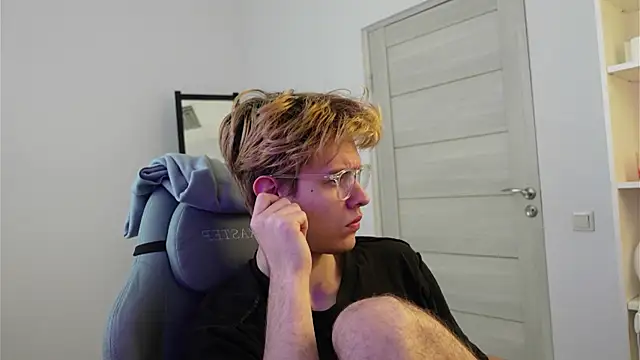 Snapshot of Logan_Fraser chatting on October 18, 2025, 1:23 pm Logan Fraser online show from October 18, 2025, 1:23 pm