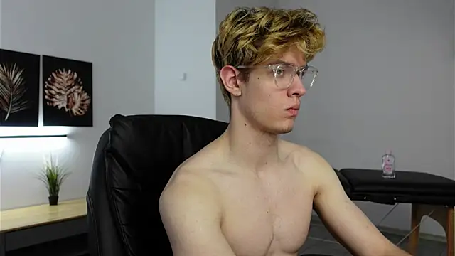 Snapshot of Logan_Fraser chatting on October 19, 2025, 1:12 pm Logan Fraser online show from October 19, 2025, 1:12 pm