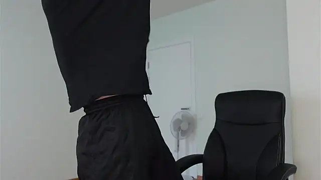 Snapshot of Logan_Fraser chatting on October 22, 2025, 7:19 am Logan Fraser online show from October 22, 2025, 7:19 am