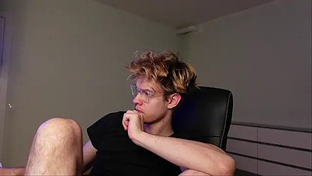 Snapshot of Logan_Fraser chatting on October 23, 2025, 6:13 am Logan Fraser online show from October 23, 2025, 6:13 am