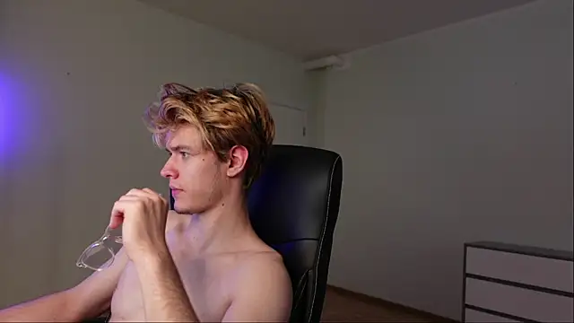 Snapshot of Logan_Fraser chatting on October 25, 2025, 1:18 pm Logan Fraser online show from October 25, 2025, 1:18 pm