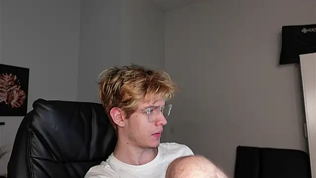 Snapshot of Logan_Fraser chatting on October 26, 2025, 2:45 pm Logan Fraser online show from October 26, 2025, 2:45 pm