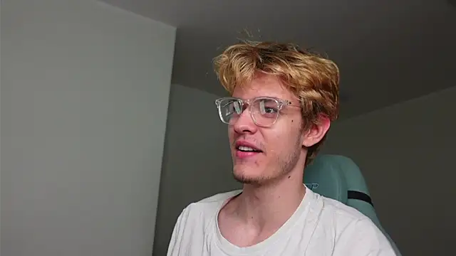 Snapshot of Logan_Fraser chatting on October 30, 2025, 4:08 pm Logan Fraser online show from October 30, 2025, 4:08 pm