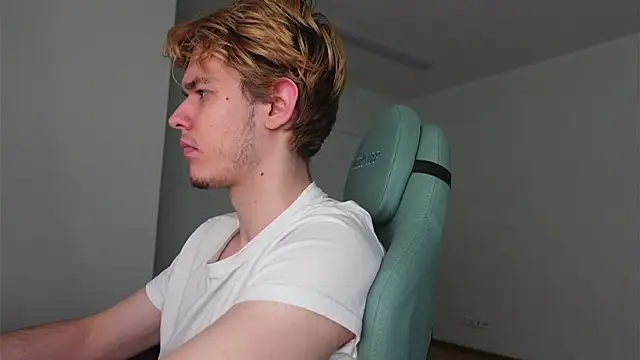 Snapshot of Logan_Fraser chatting on November 1, 2025, 2:30 pm Logan Fraser online show from November 1, 2025, 2:30 pm