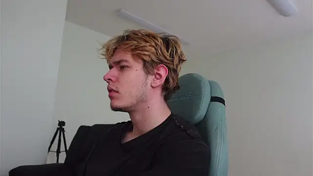 Snapshot of Logan_Fraser chatting on November 2, 2025, 1:46 pm Logan Fraser online show from November 2, 2025, 1:46 pm