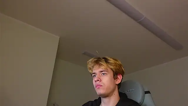 Snapshot of Logan_Fraser chatting on November 8, 2025, 2:50 pm Logan Fraser online show from November 8, 2025, 2:50 pm