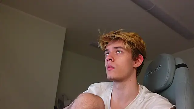 Snapshot of Logan_Fraser chatting on November 9, 2025, 2:26 pm Logan Fraser online show from November 9, 2025, 2:26 pm