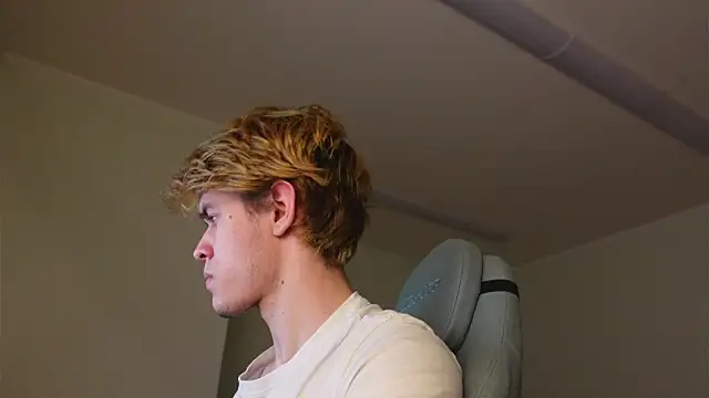 Snapshot of Logan_Fraser chatting on November 13, 2025, 3:00 pm Logan Fraser online show from November 13, 2025, 3:00 pm