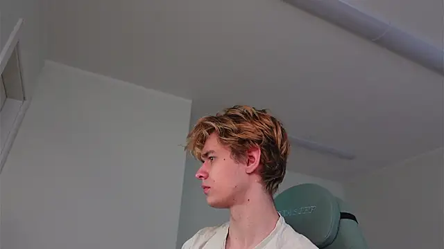 Snapshot of Logan_Fraser chatting on November 15, 2025, 1:07 pm Logan Fraser online show from November 15, 2025, 1:07 pm