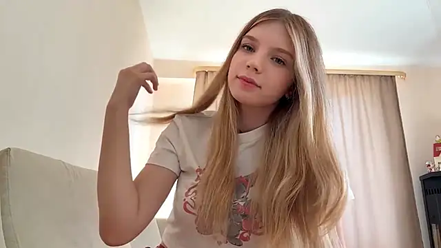 Snapshot of FruityXo chatting on October 4, 2025, 10:24 am FruityXo online show from October 4, 2025, 10:24 am