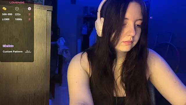 LauretteRagar online show from October 3, 2025, 5:10 pm