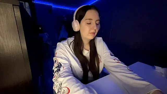 LauretteRagar online show from October 20, 2025, 6:08 pm