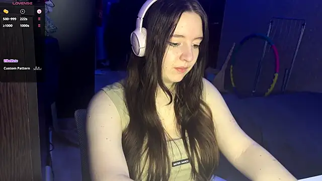 LauretteRagar online show from November 7, 2025, 5:35 pm