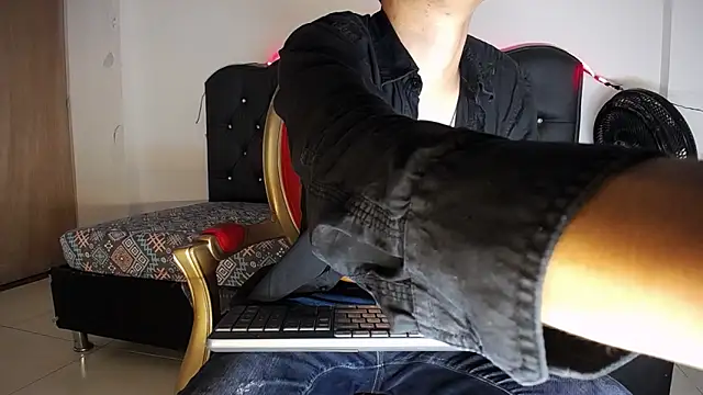 Snapshot of Charlie_Cock_ chatting on November 2, 2025, 4:04 am Charlie Cock online show from November 2, 2025, 4:04 am