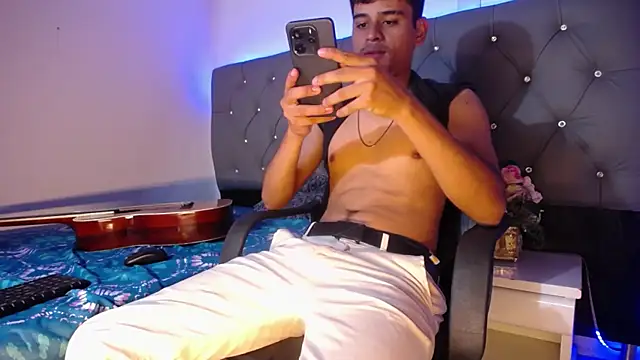 Snapshot of Charlie_Cock_ chatting on November 12, 2025, 4:24 am Charlie Cock online show from November 12, 2025, 4:24 am