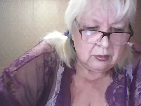 Alexia64231 online show from May 6, 2026, 10:48 pm