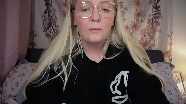 Daisyxoxo  online show from January 17, 2026, 9:18 pm