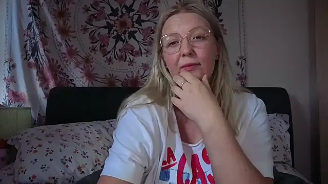Daisyxoxo  online show from June 27, 2026, 8:30 am