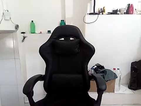 Snapshot of moreno25centimetro chatting on November 12, 2025, 5:35 pm moreno25centimetro online show from November 12, 2025, 5:35 pm