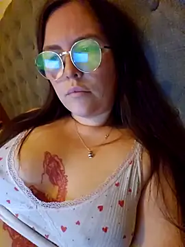 Snapshot of curvy_cute_ashley chatting on October 3, 2025, 7:44 pm curvy cute ashley online show from October 3, 2025, 7:44 pm