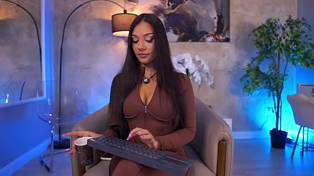 Snapshot of NinaSolenne chatting on May 18, 2026, 9:04 am NinaSolenne online show from May 18, 2026, 9:04 am