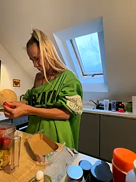 Snapshot of blondi2077 chatting on October 9, 2025, 3:43 pm blondi2077 online show from October 9, 2025, 3:43 pm