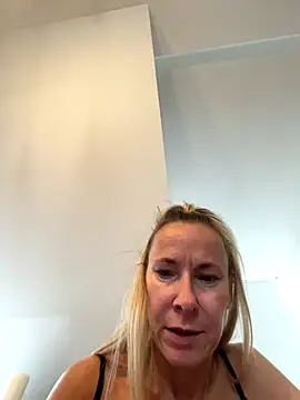 Snapshot of blondi2077 chatting on October 11, 2025, 10:47 am blondi2077 online show from October 11, 2025, 10:47 am