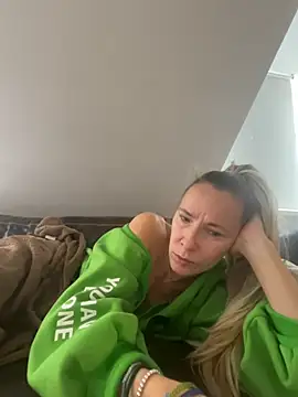 Snapshot of blondi2077 chatting on October 20, 2025, 7:53 am blondi2077 online show from October 20, 2025, 7:53 am