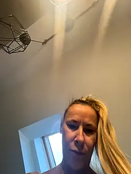 Snapshot of blondi2077 chatting on October 25, 2025, 1:29 pm blondi2077 online show from October 25, 2025, 1:29 pm