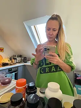 Snapshot of blondi2077 chatting on October 26, 2025, 9:59 am blondi2077 online show from October 26, 2025, 9:59 am