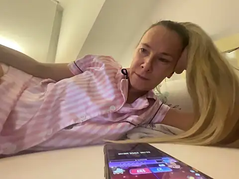 Snapshot of blondi2077 chatting on October 26, 2025, 10:04 pm blondi2077 online show from October 26, 2025, 10:04 pm