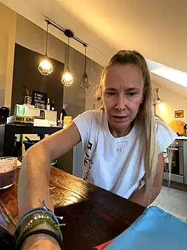 Snapshot of blondi2077 chatting on October 27, 2025, 11:36 am blondi2077 online show from October 27, 2025, 11:36 am