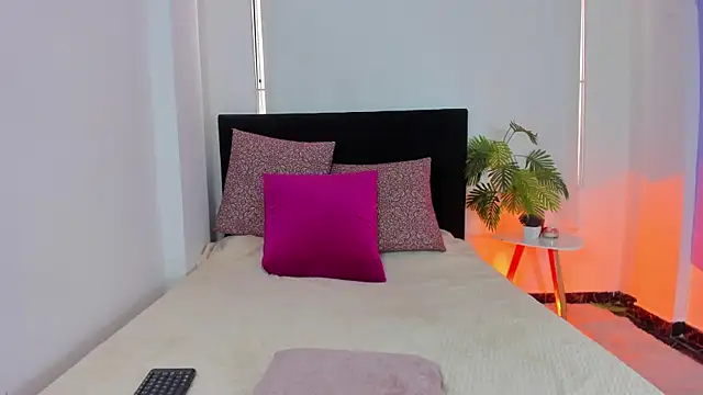 LunaVelvet777 online show from November 21, 2025, 3:00 pm