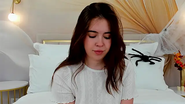 KimberlyBond online show from October 28, 2025, 3:04 pm