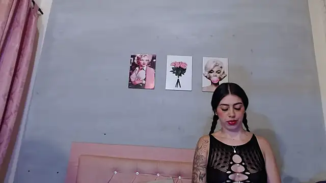 Snapshot of Olivia_Spear chatting on September 17, 2025, 1:46 pm Olivia Spear online show from September 17, 2025, 1:46 pm