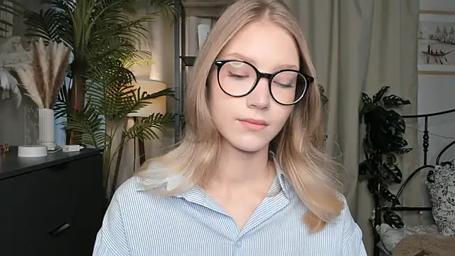 Snapshot of ChinBonnell chatting on October 18, 2025, 5:43 am ChinBonnell online show from October 18, 2025, 5:43 am