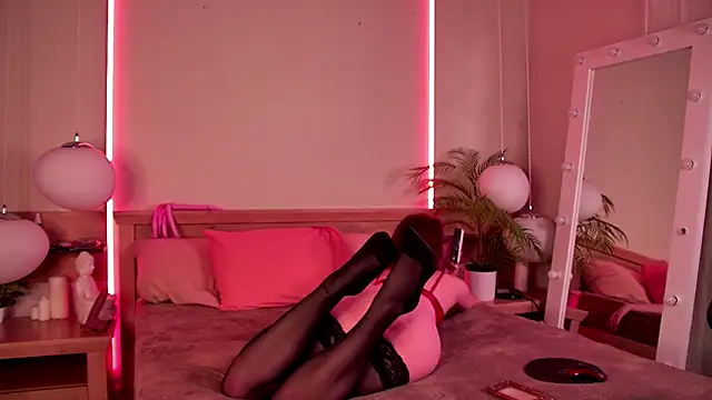 Snapshot of RoxyDoll_ chatting on October 8, 2025, 4:37 pm RoxyDoll online show from October 8, 2025, 4:37 pm