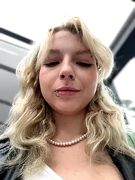 Snapshot of EveLittleSinner chatting on September 18, 2025, 7:43 am EveLittleSinner online show from September 18, 2025, 7:43 am