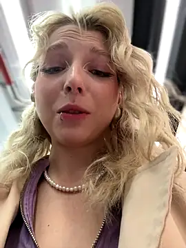 Snapshot of EveLittleSinner chatting on September 21, 2025, 9:00 am EveLittleSinner online show from September 21, 2025, 9:00 am