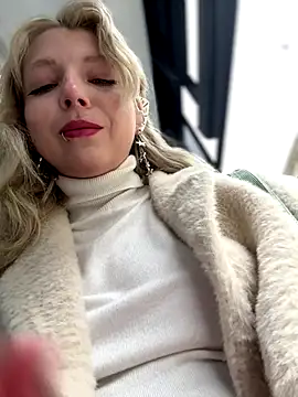 Snapshot of EveLittleSinner chatting on October 12, 2025, 8:46 am EveLittleSinner online show from October 12, 2025, 8:46 am