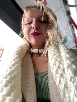 Snapshot of EveLittleSinner chatting on October 13, 2025, 8:58 am EveLittleSinner online show from October 13, 2025, 8:58 am