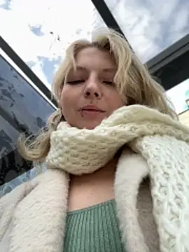 Snapshot of EveLittleSinner chatting on October 19, 2025, 11:00 am EveLittleSinner online show from October 19, 2025, 11:00 am